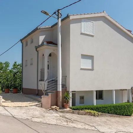 Dominik تروغير